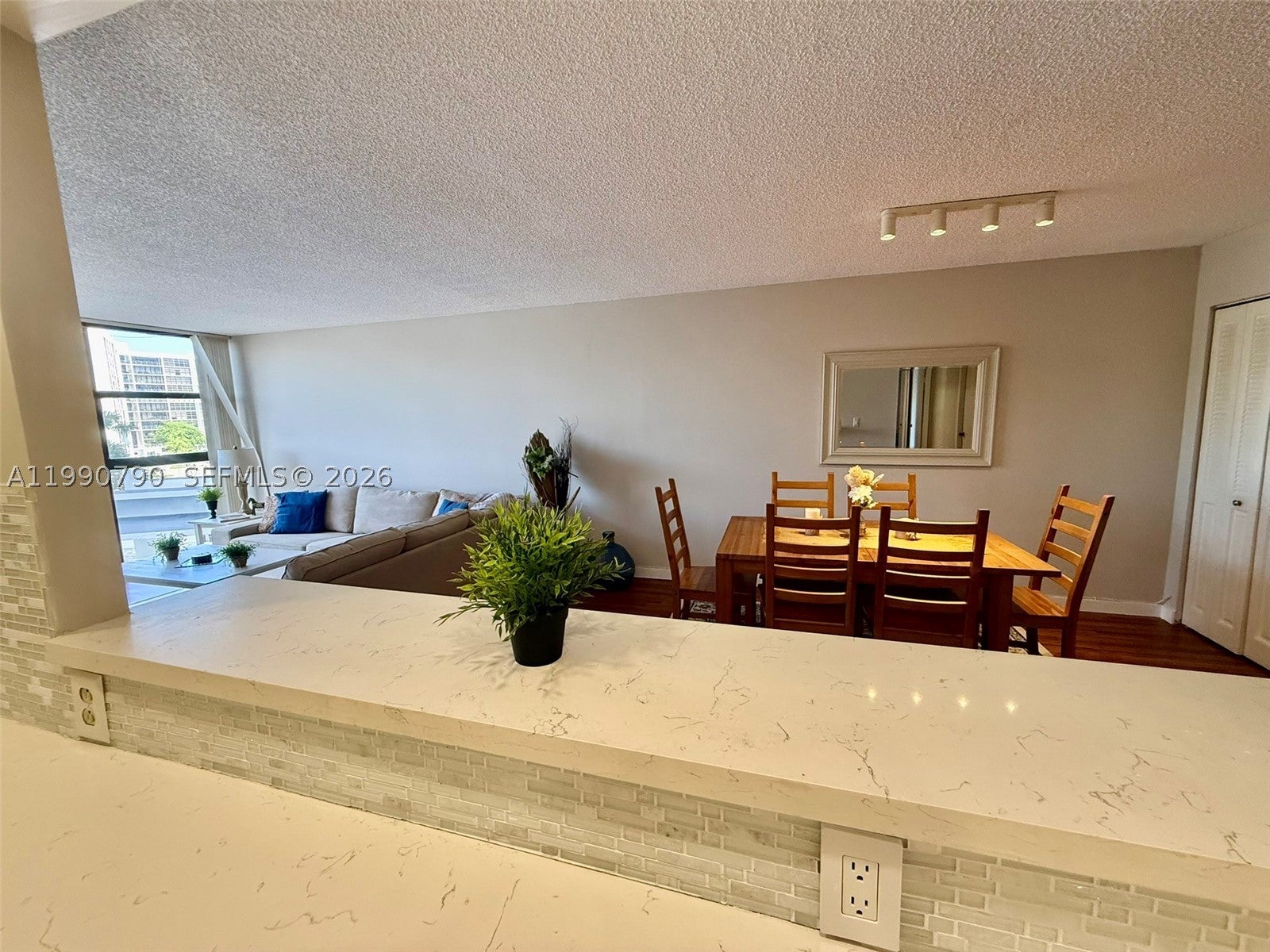 200 Leslie Dr 425