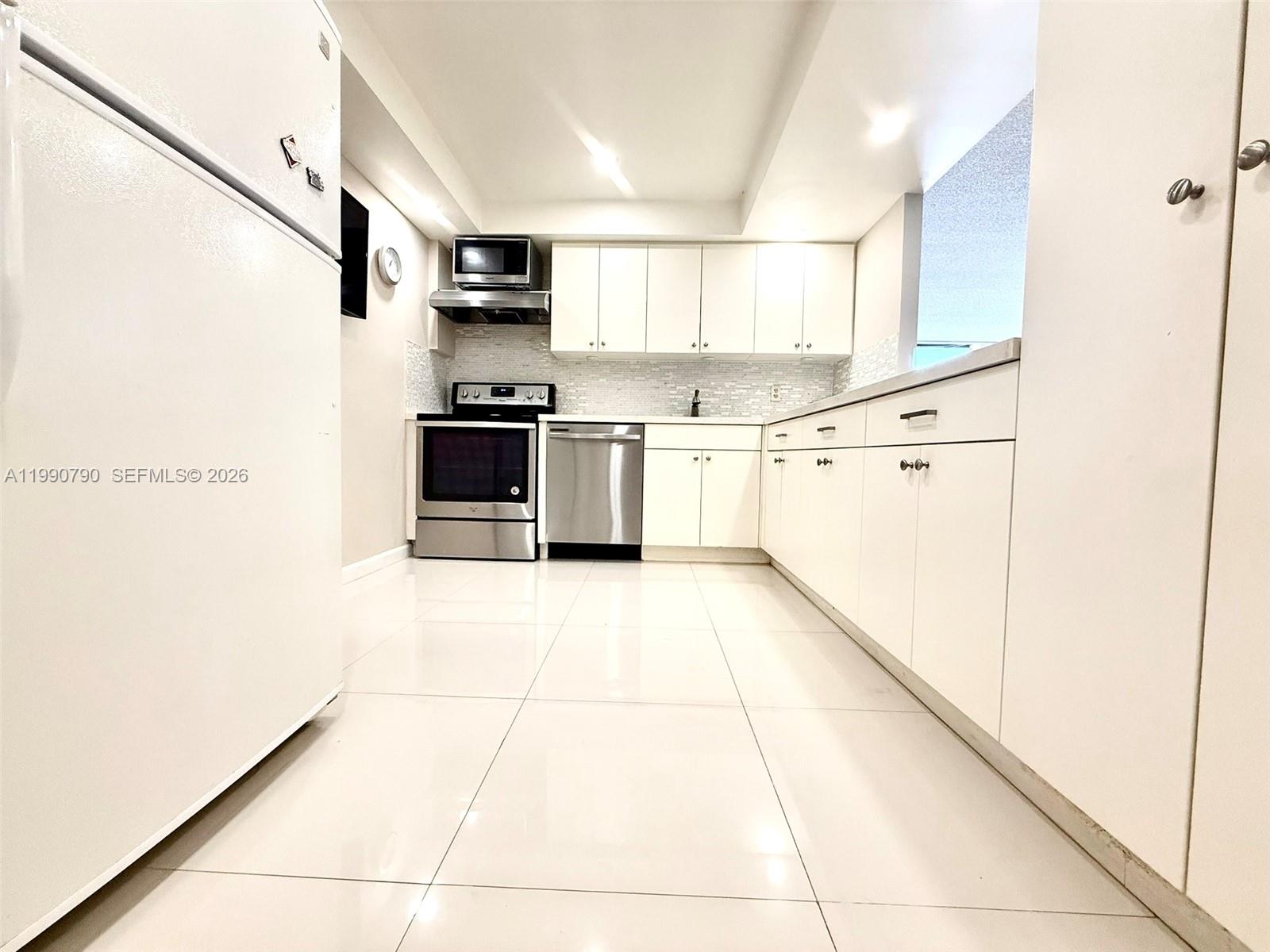 200 LESLIE CONDO - Residential