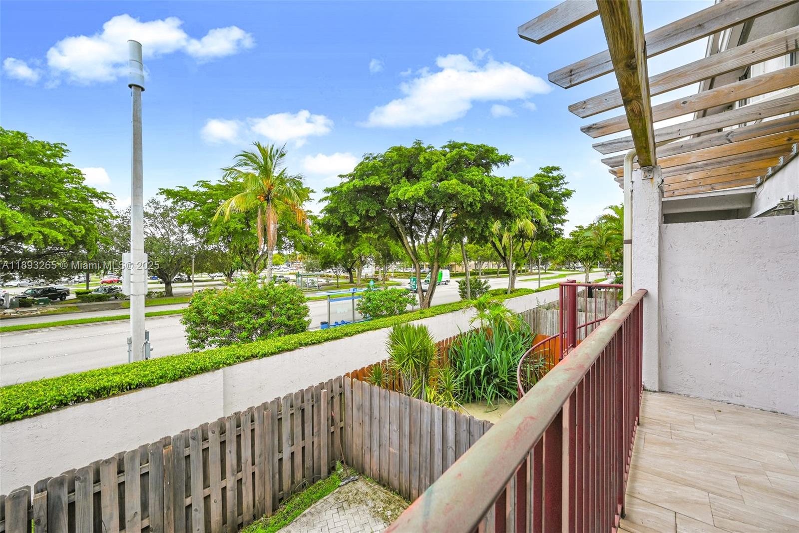 VILLAS AT THE HAMMOCKS CO - Residential