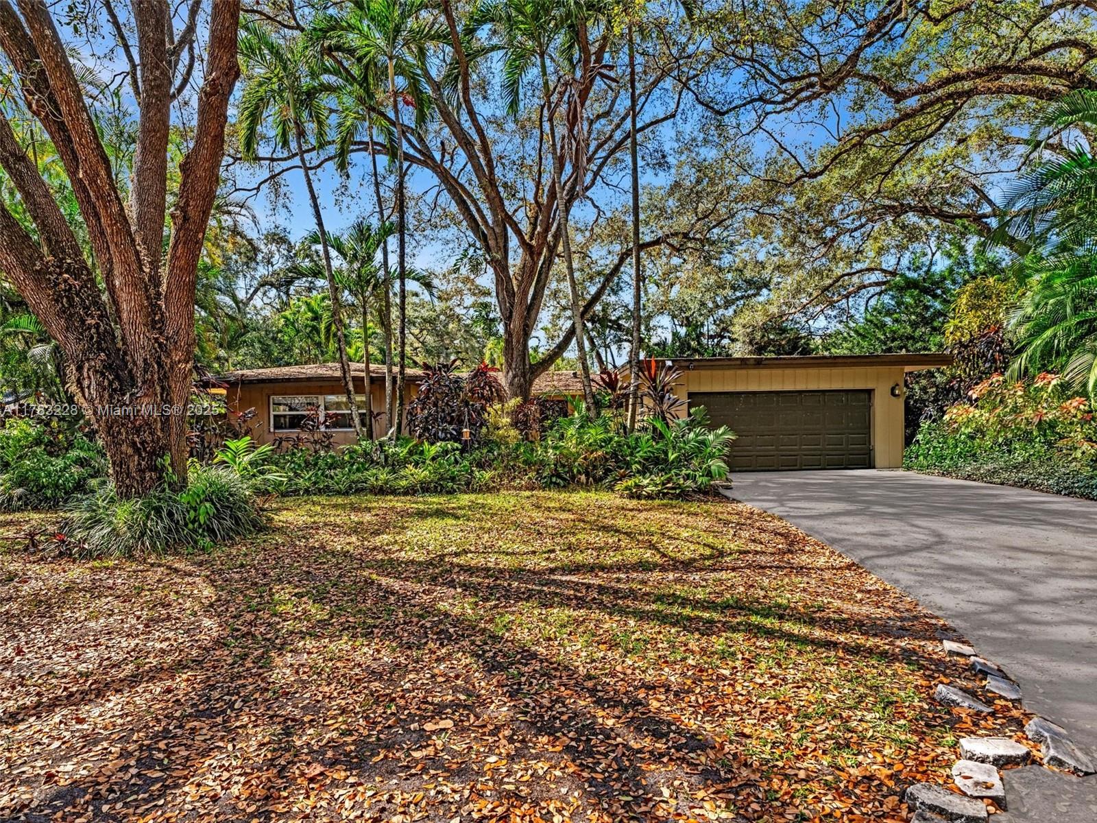 Opportunity awaits! A magical nature inspired street. As soon as you drive into this street, you feel like you are in a nature reserve. Grown out trees that provide just the right amount of shade. The land is situated at the end of the street, which adds privacy. A great neighborhood with lots of charm. Come and see it!