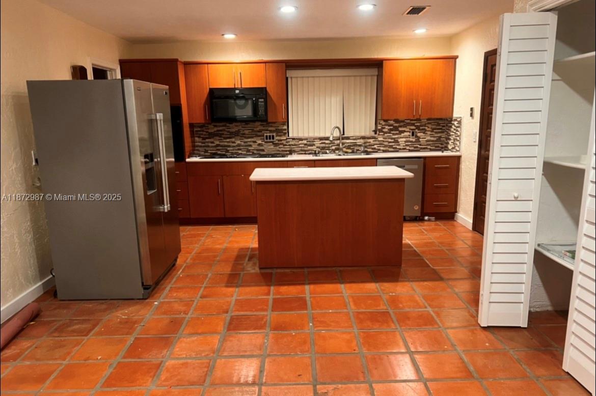 BLUE LAKE ESTATES - Residential Lease