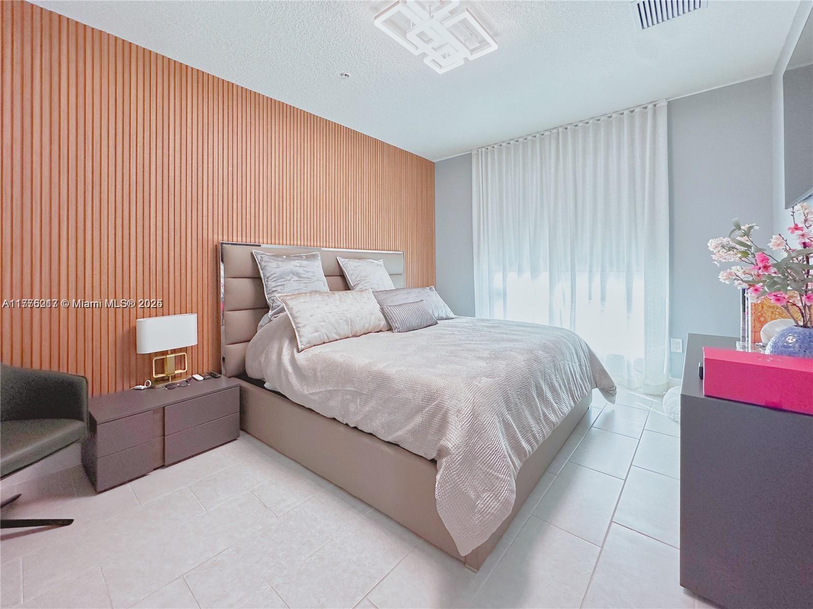 DOWNTOWN DORAL SOUTH PHAS - Residential