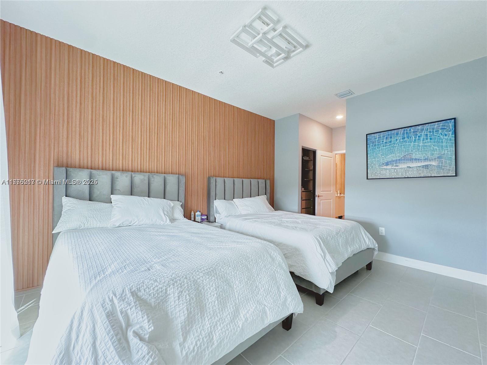 DOWNTOWN DORAL SOUTH PHAS - Residential