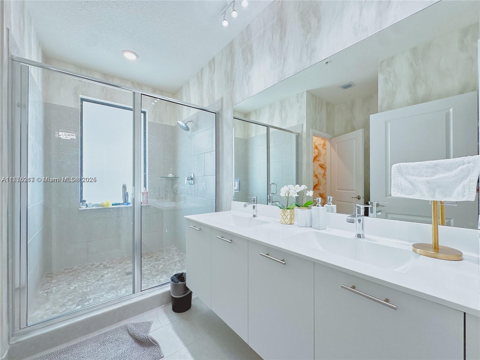 DOWNTOWN DORAL SOUTH PHAS - Residential