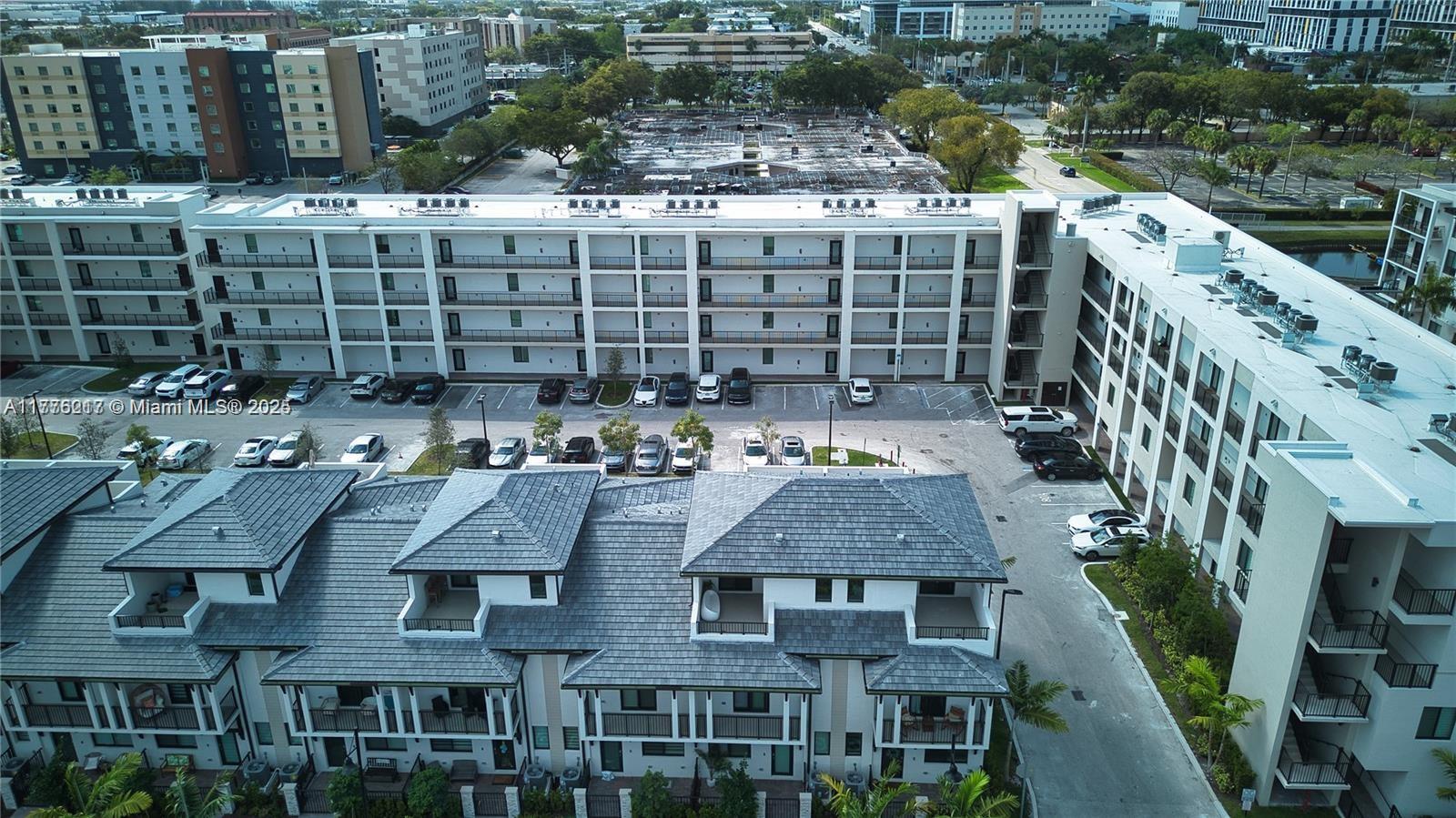 DOWNTOWN DORAL SOUTH PHAS - Residential
