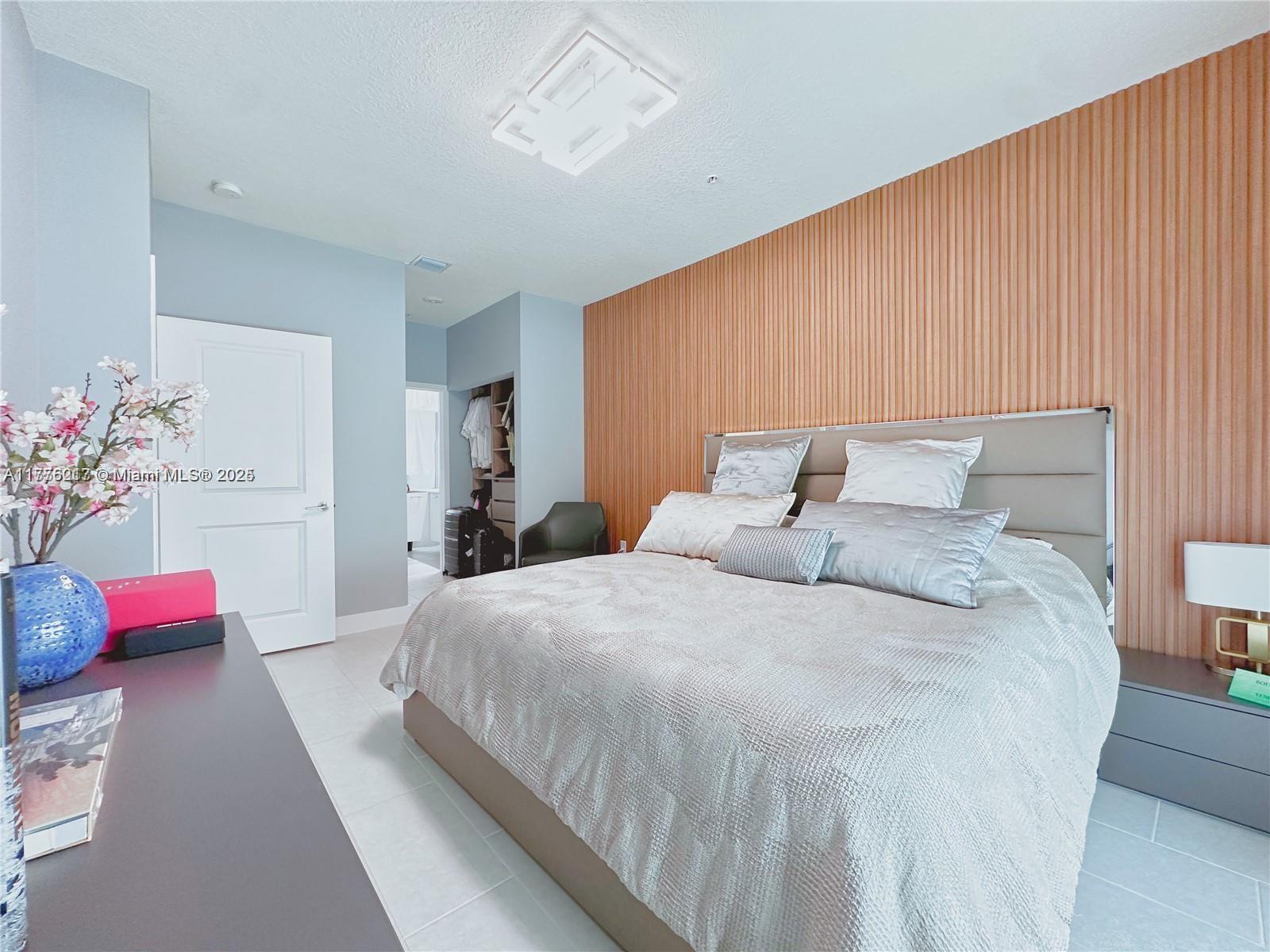 DOWNTOWN DORAL SOUTH PHAS - Residential