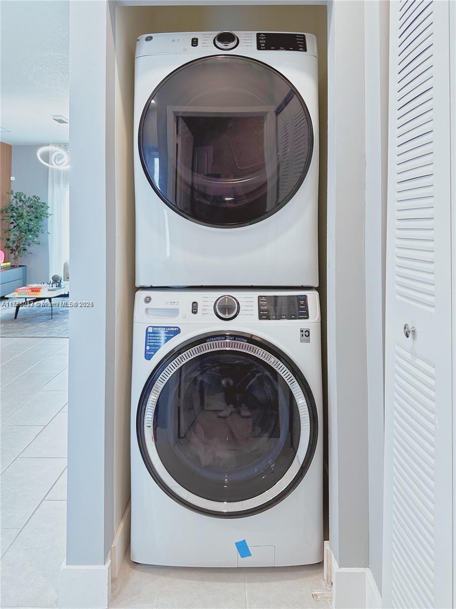 DOWNTOWN DORAL SOUTH PHAS - Residential