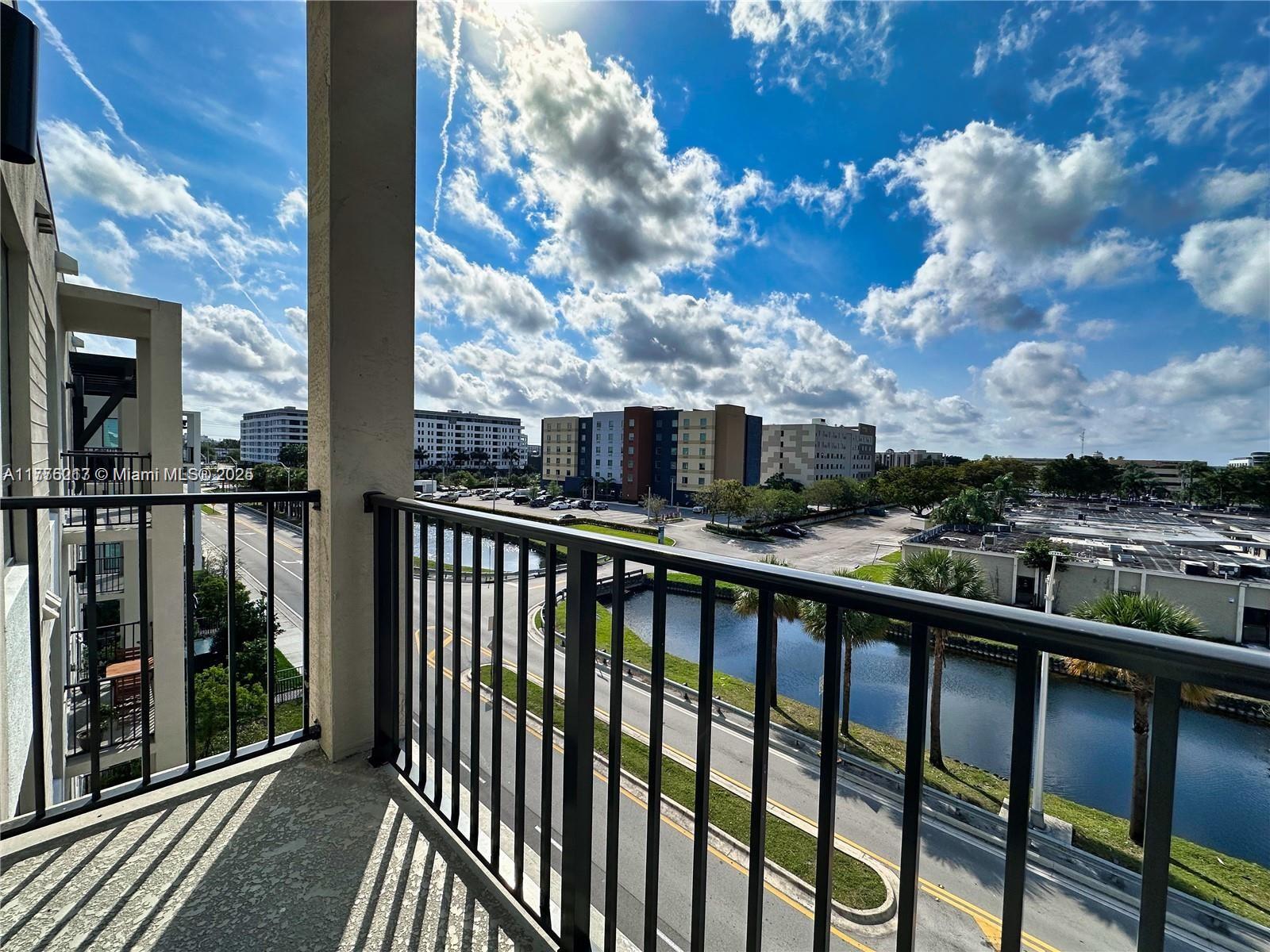 DOWNTOWN DORAL SOUTH PHAS - Residential
