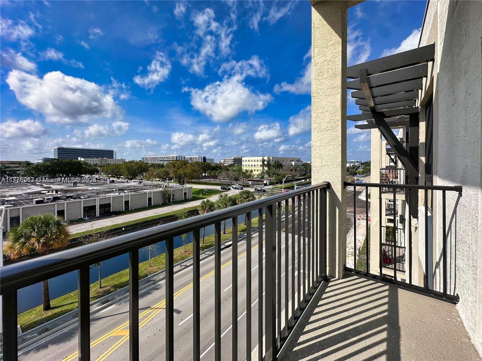 DOWNTOWN DORAL SOUTH PHAS - Residential