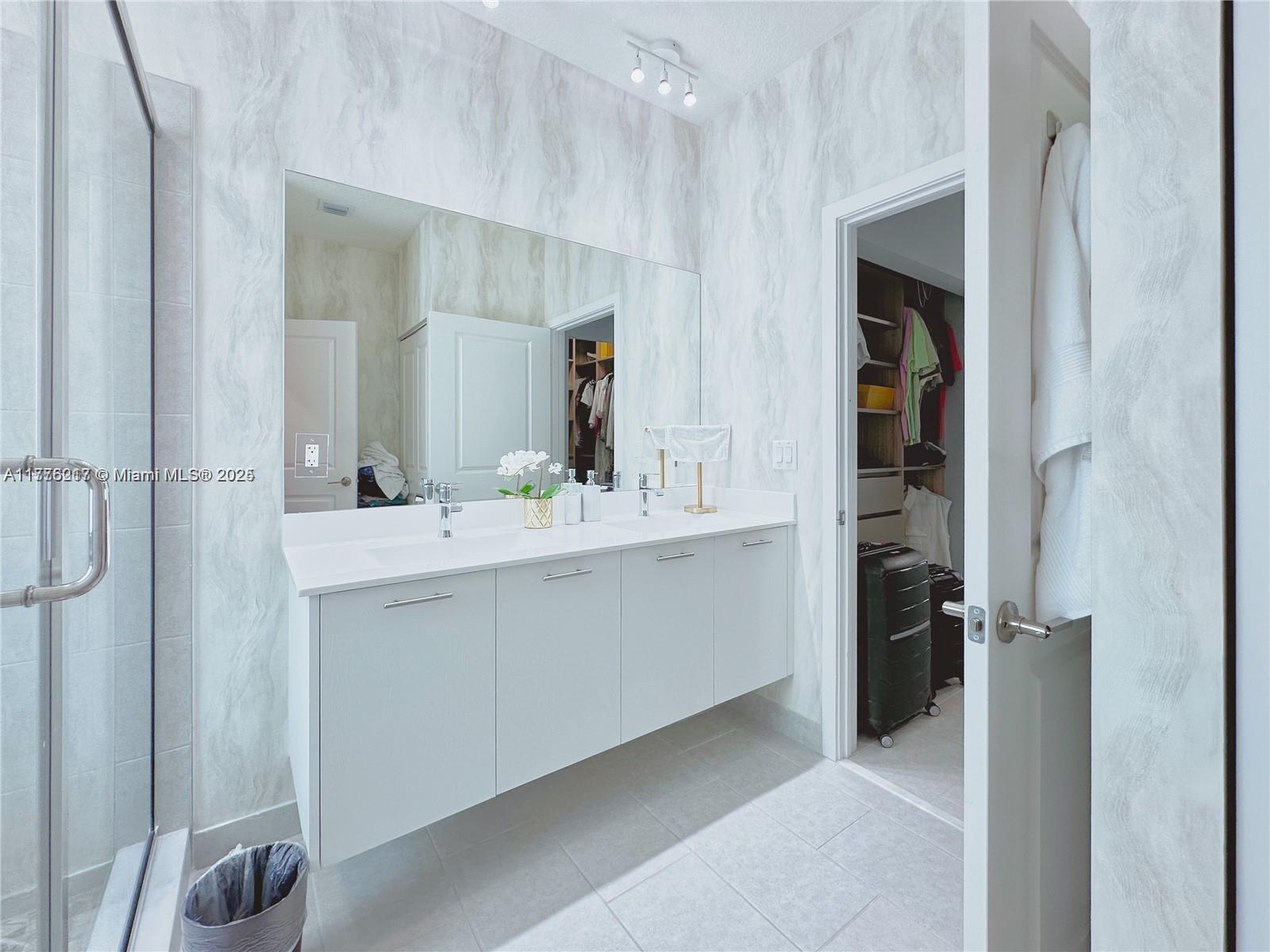 DOWNTOWN DORAL SOUTH PHAS - Residential