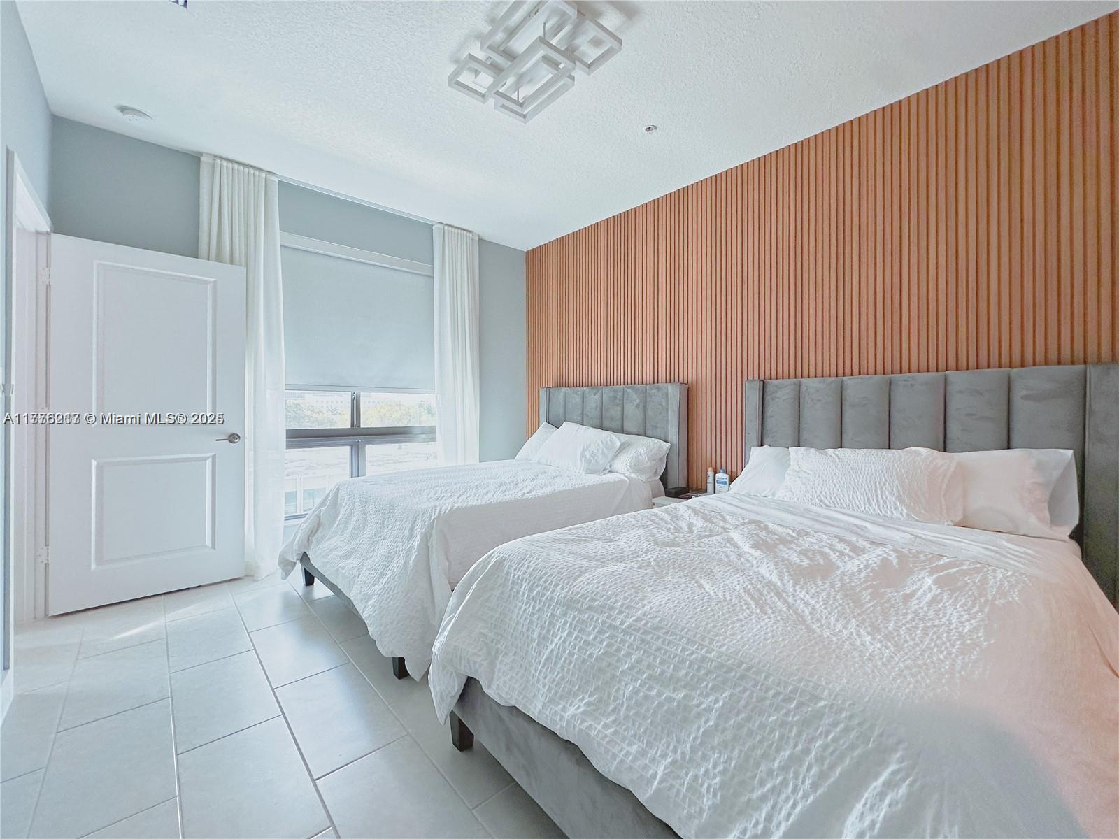 DOWNTOWN DORAL SOUTH PHAS - Residential