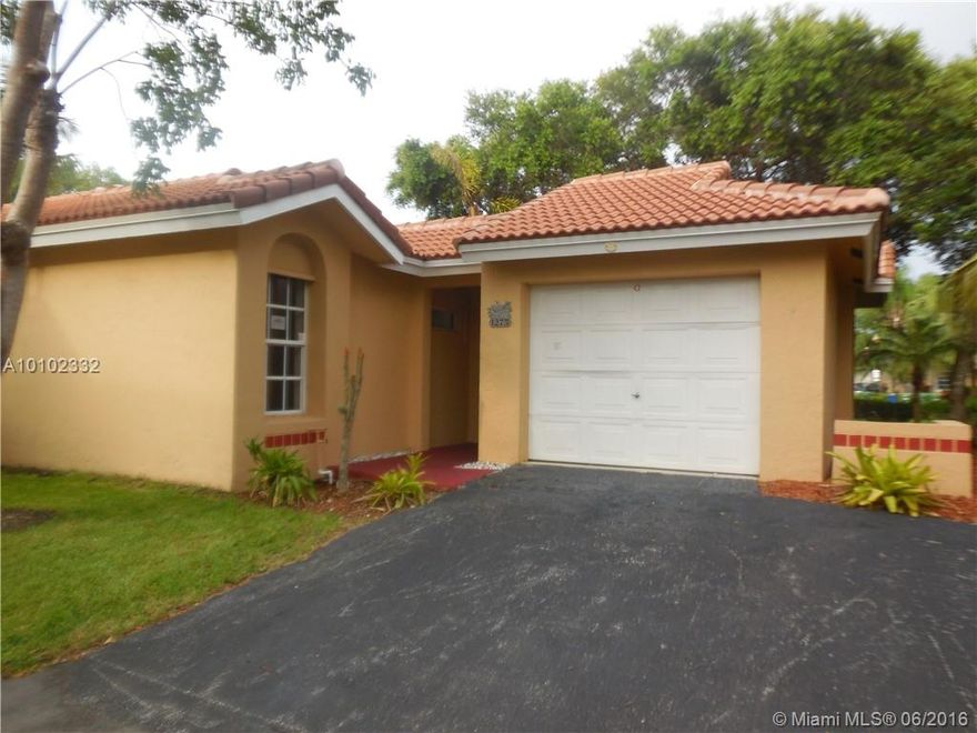 Spacious 1 story single family home, corner lot in desirable Country Isles Gardens, vaulted ceilings, open kitchen area, access to patio from master bedroom, private garden, great location, quiet neighborhood. Don't miss this opportunity!!! Multiple offer situation, highest and best offer need to be submitted by 10/12/16 before 6:30 PM.