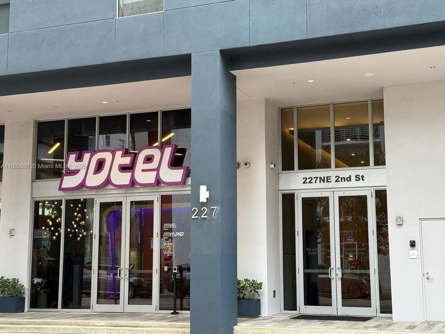 INVESTORS!! Excellent immediate cash-flow opportunity. Beautiful 1 bedroom / 1 bathroom condo YOTEL PAD building in the heart of downtown Miami. 5 mins walk distance from Miami Heat Arena &  Bayfront Park, Port Miami, Perez Art Museums and main touristic attractions. Free metro mover is downstairs and super close to Brightline station, metro rail station and newly developed MIAMI WORLD TRADE CENTER. The unit is fully furnished and equipped with a Murphy bed, stainless steel appliances and washer/dryer included. Move in ready! YOTEL PAD also has pool/gym/spa located in the building, and owners lounge on the top floor with co-working spaces and pet spa. It is a great investment opportunity for AIRBNB or long-term leases.