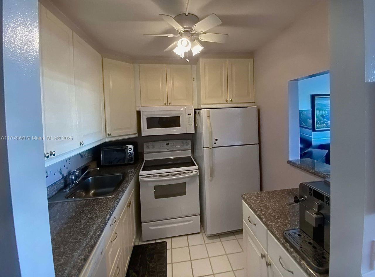 2116 E Cambridge  E 2116, Deerfield Beach, Broward County, Florida - 1 Bedrooms  
2 Bathrooms - 