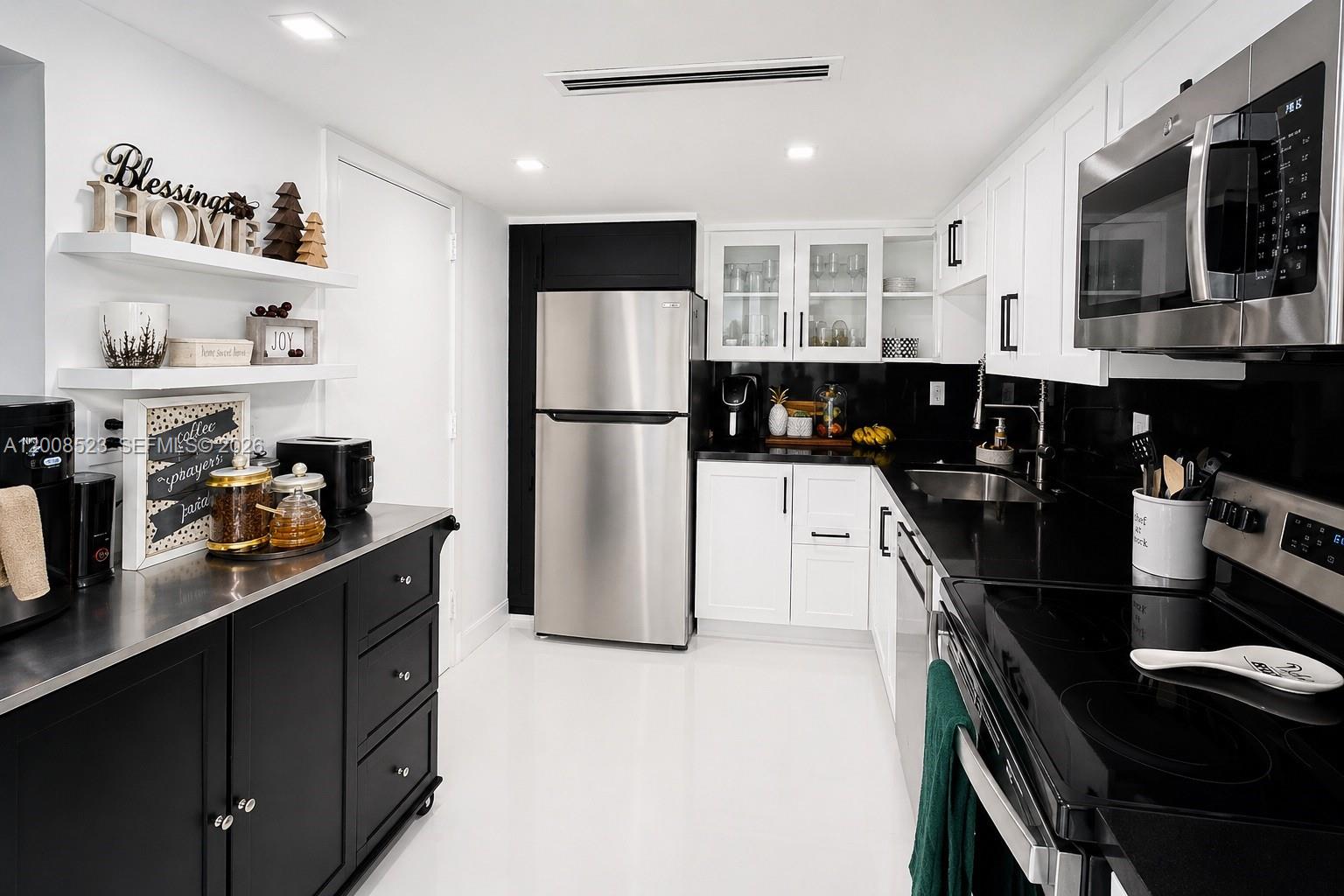 300 Bayview Dr PH11