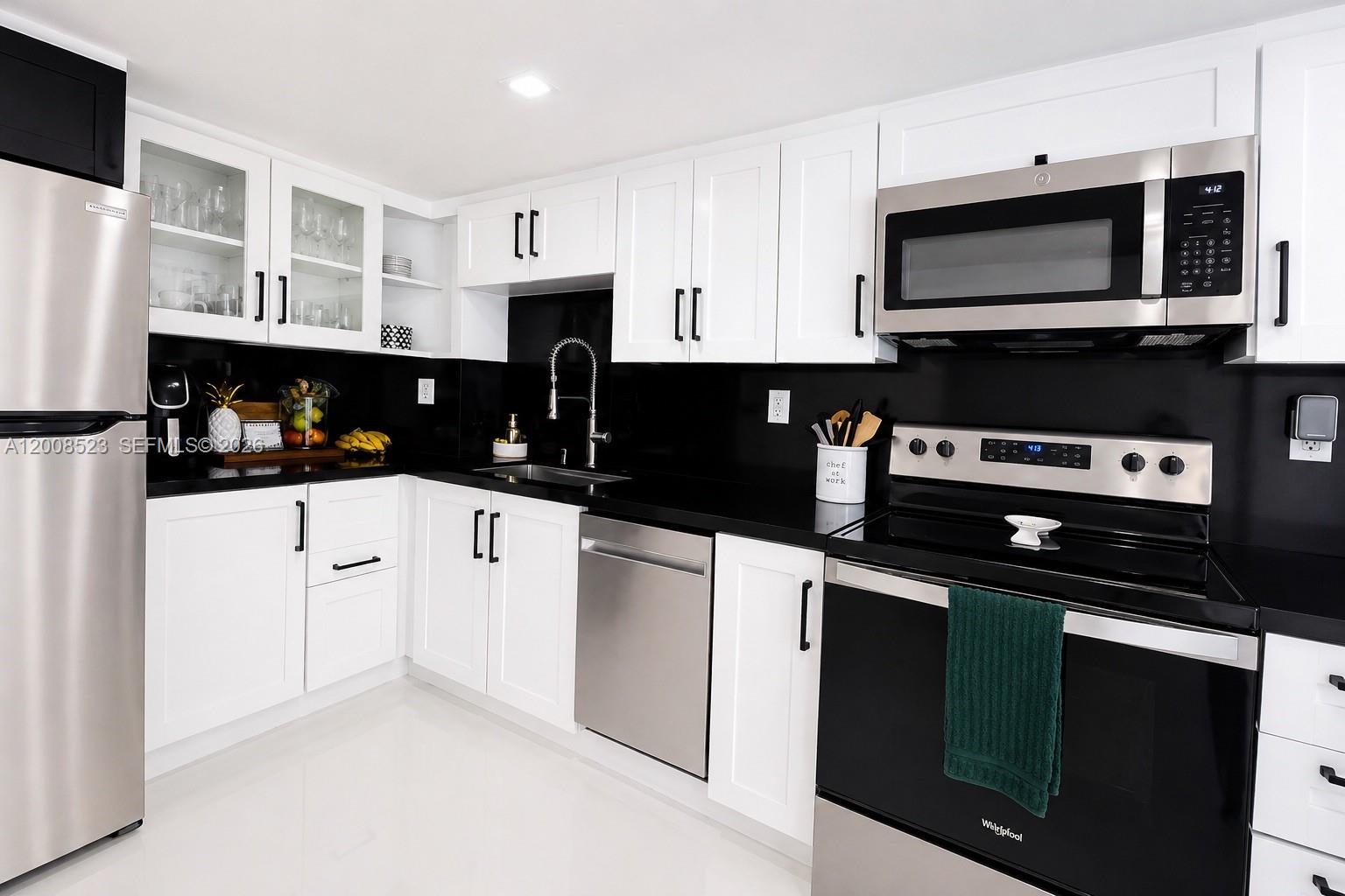 300 Bayview Dr PH11