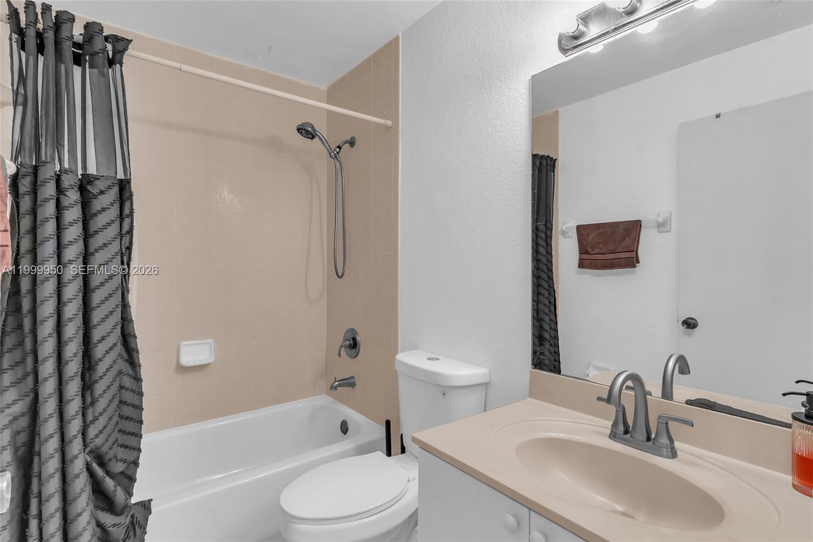 VENETIA GROVES - Residential