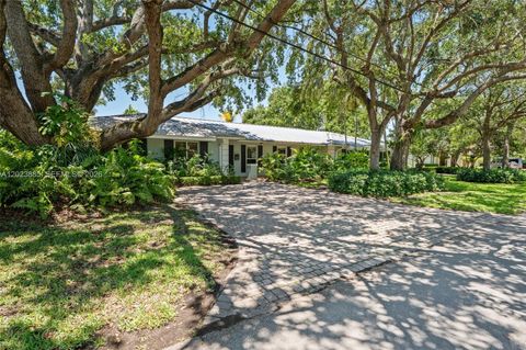 Photo of 11100 SW 73rd Ct, Pinecrest, FL 33156 (MLS # A12023885)