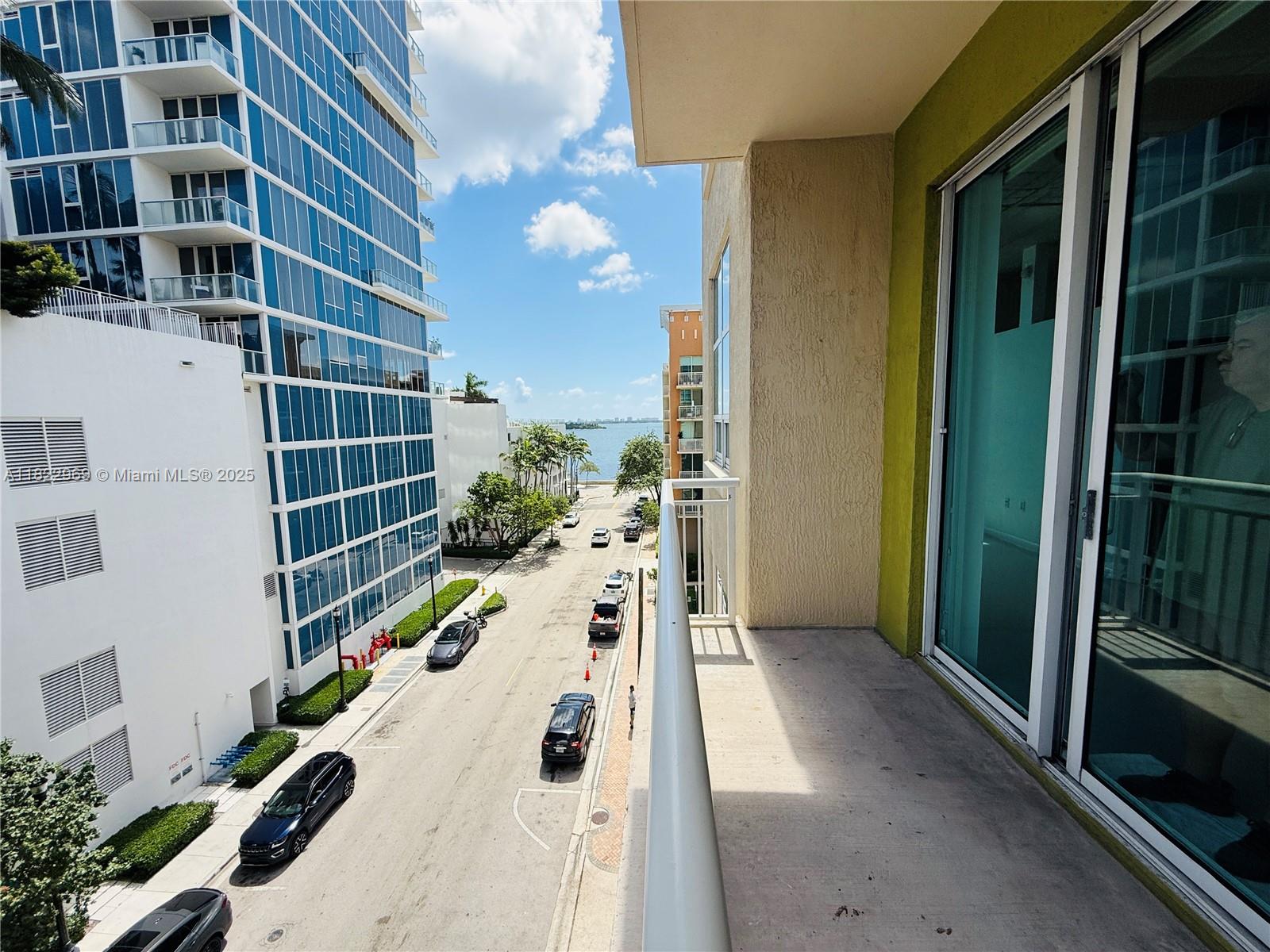 2001 Biscayne Blvd 2402, Miami, FL, 33137/$550,000 4 2001 Biscayne Blvd 2402