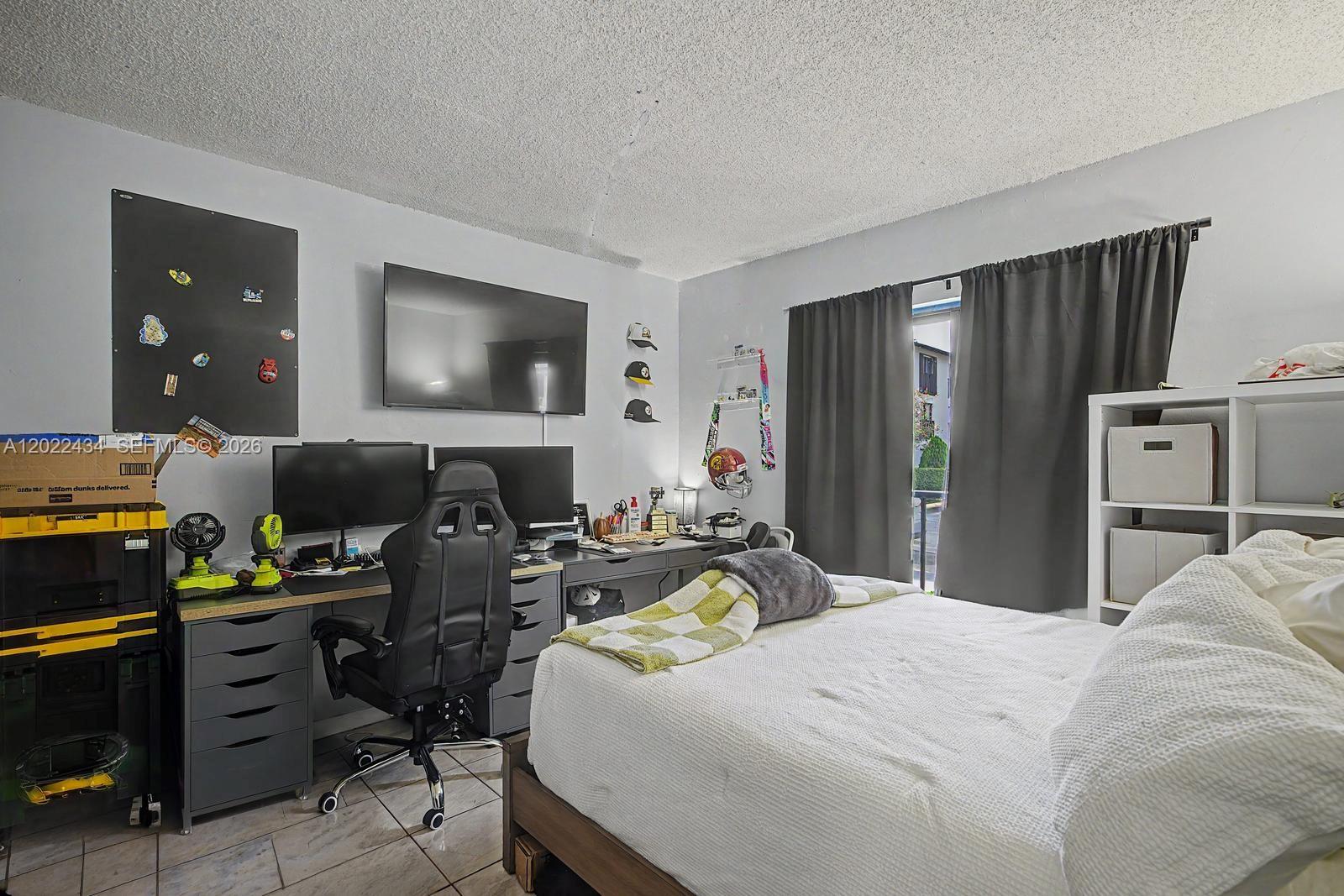 LYNBROOK COURT CONDO PH I - Residential