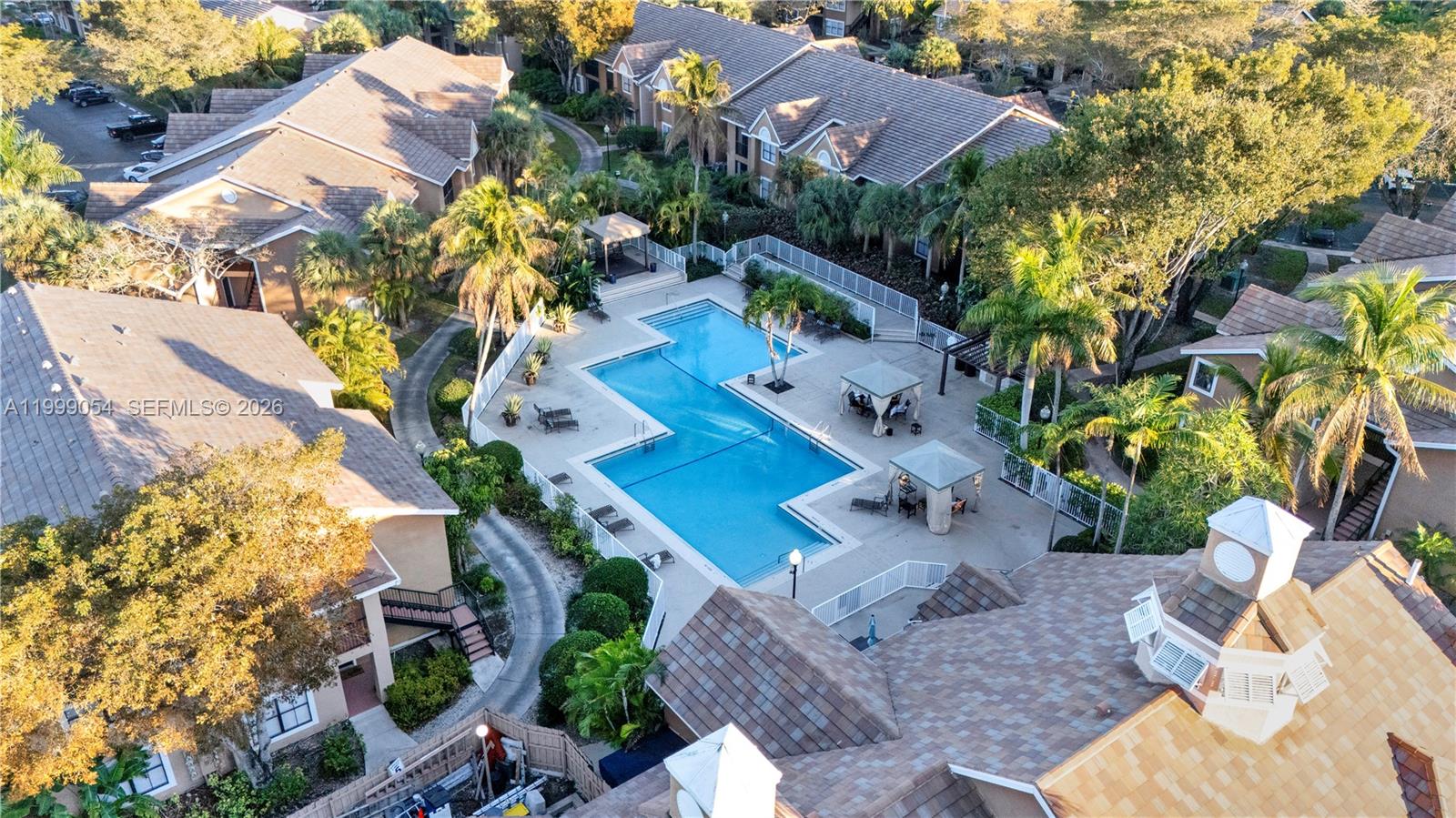 VISTA LAGO AT THE HAMMOCK - Residential