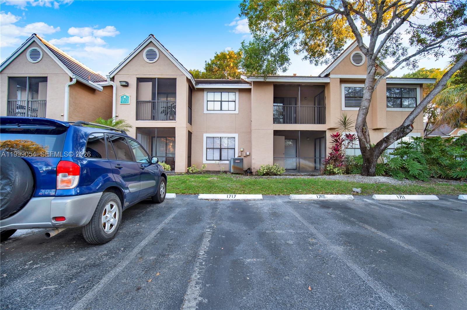 VISTA LAGO AT THE HAMMOCK - Residential