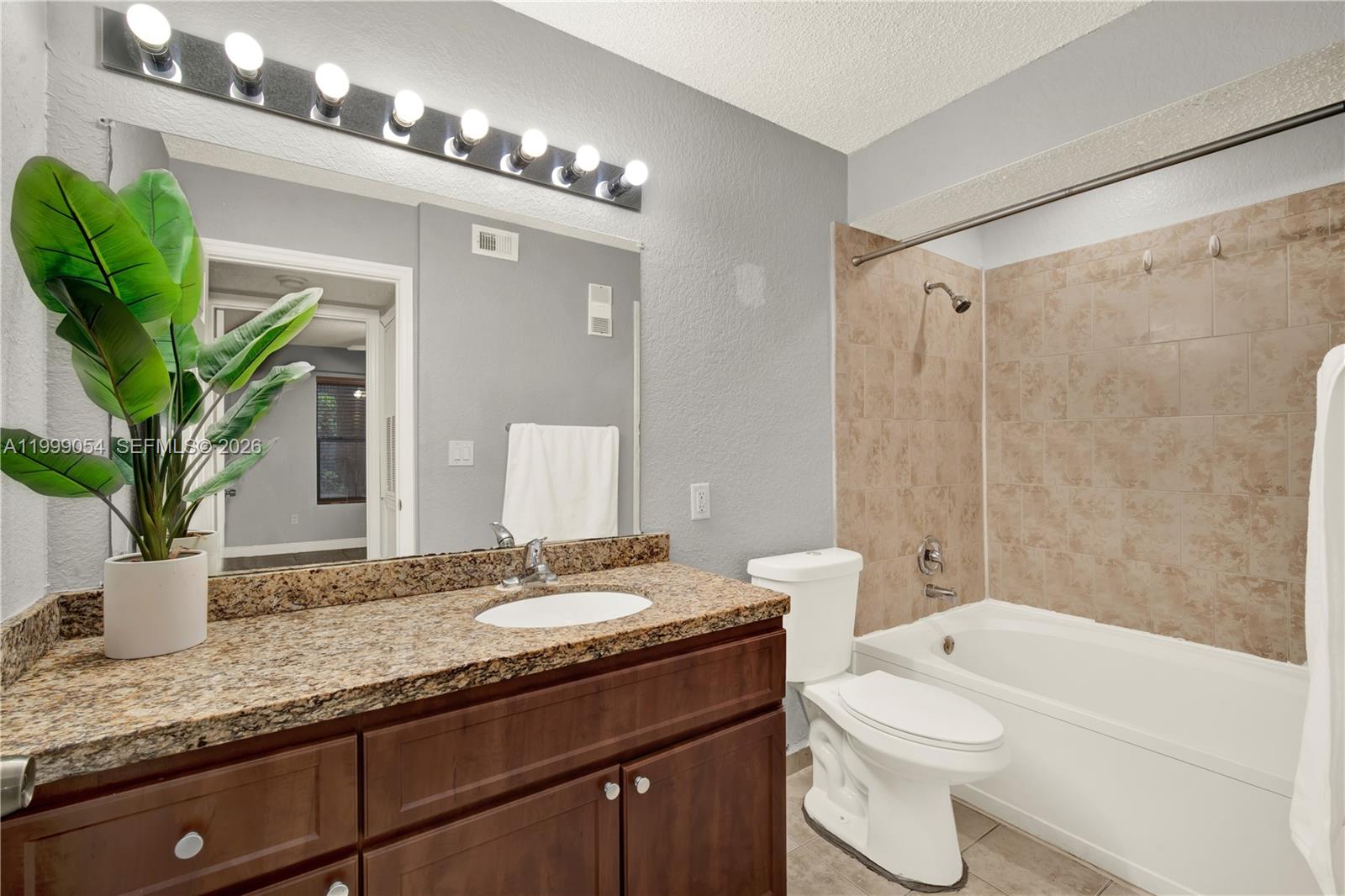 VISTA LAGO AT THE HAMMOCK - Residential