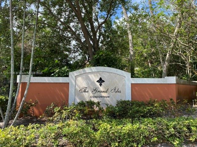 BEAUTIFUL APARTMENT IN A VERY QUIET AND FAMILY-FRIENDLY COMMUNITY. VERY BRIGHT SPACES. 2 BEDROOMS AND 2 FULL BATHROOMS. LAUNDRY IN THE UNIT. FULL KITCHEN. SEVERAL STORAGE CLOSETS. 2 PARKING SPACES. AMENITIES: POOL, TENNIS COURT, GYM, COMMON AREA, AND A BEAUTIFUL PATH WITH A VIEW OF THE CENTRAL LAKE. YOU WILL FALL IN LOVE WITH THE TRANQUILITY OF THIS PLACE. VACANT AND EASY TO SHOW, SEND TEXT MESSAGE TO THE LISTING AGENT FOR INSTRUCTIONS. YOU CAN SEE THE UNIT IN THE VIRTUAL TOUR LINK