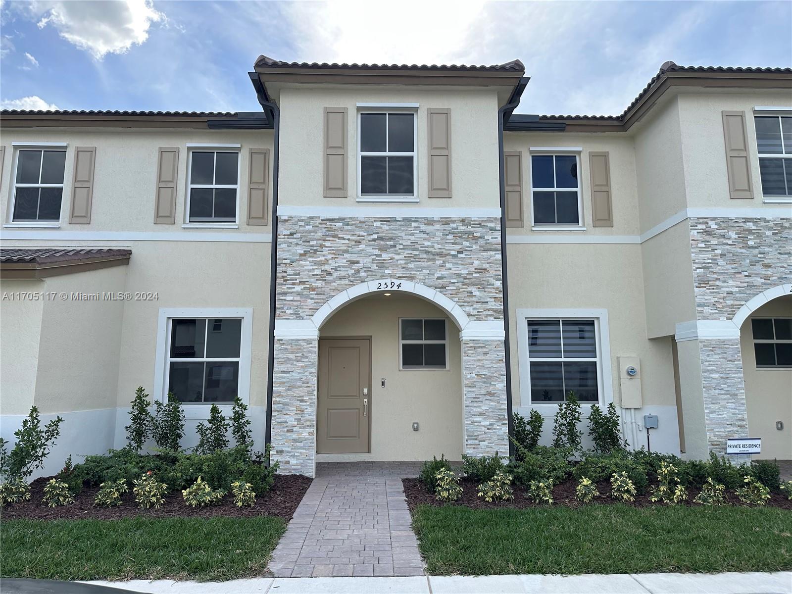 Rental Property at 2594 Se 29 Street, Homestead, Miami-Dade County, Florida - Bedrooms: 3 
Bathrooms: 3  - $2,500 MO.