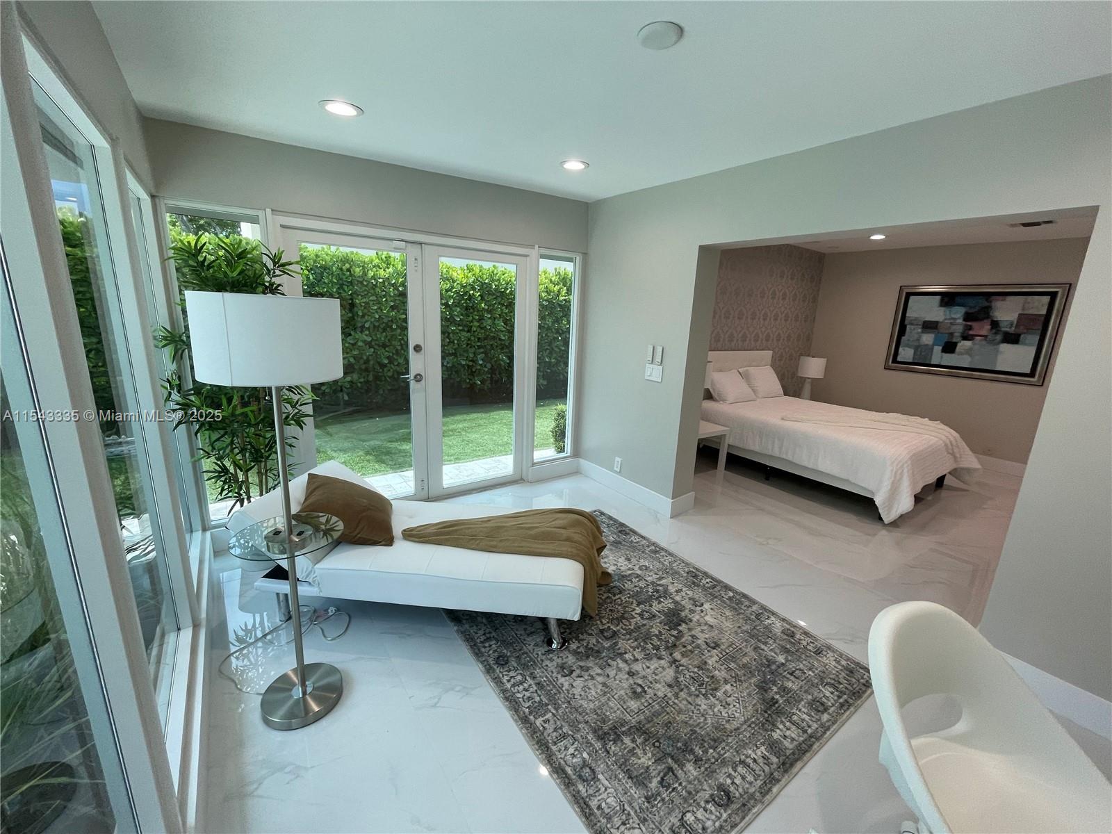 VENICE 8-12 B - Residential