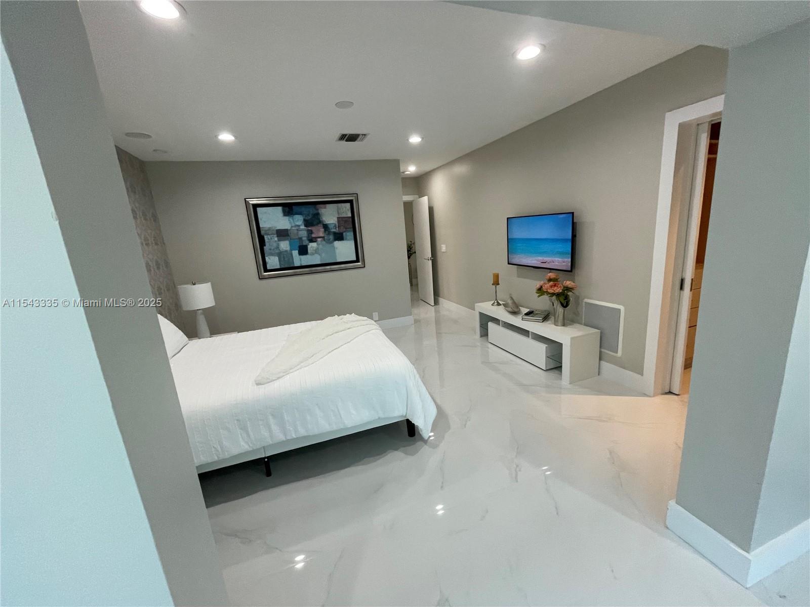 VENICE 8-12 B - Residential