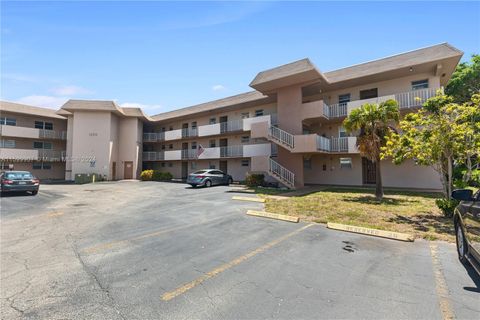 Condominium in Hollywood FL 1200 Tallwood Ave Ave.jpg