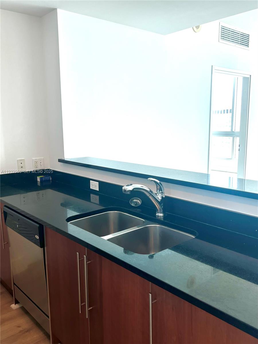 MET 1 CONDO - Residential Lease