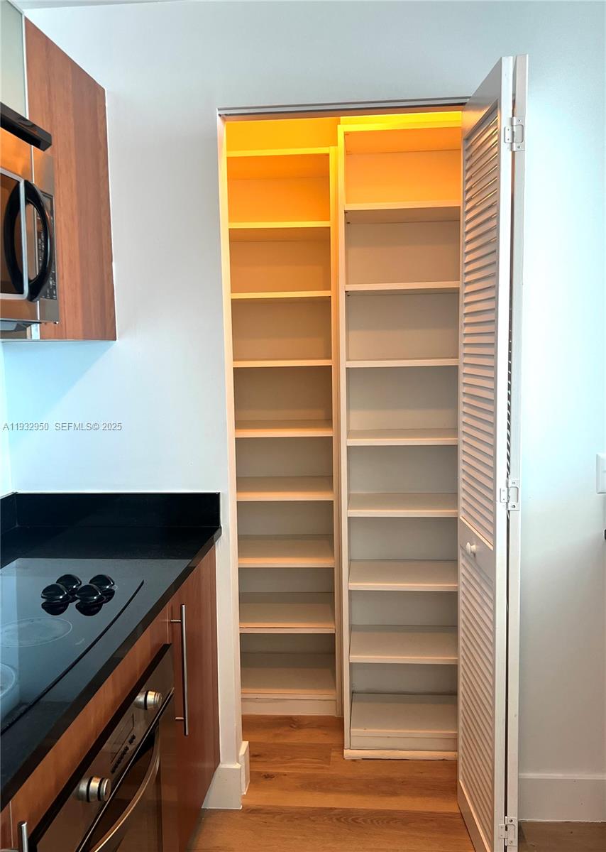 MET 1 CONDO - Residential Lease