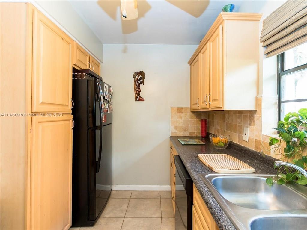 Photo 11 of 38 of 9120 Taft St 9120 condo
