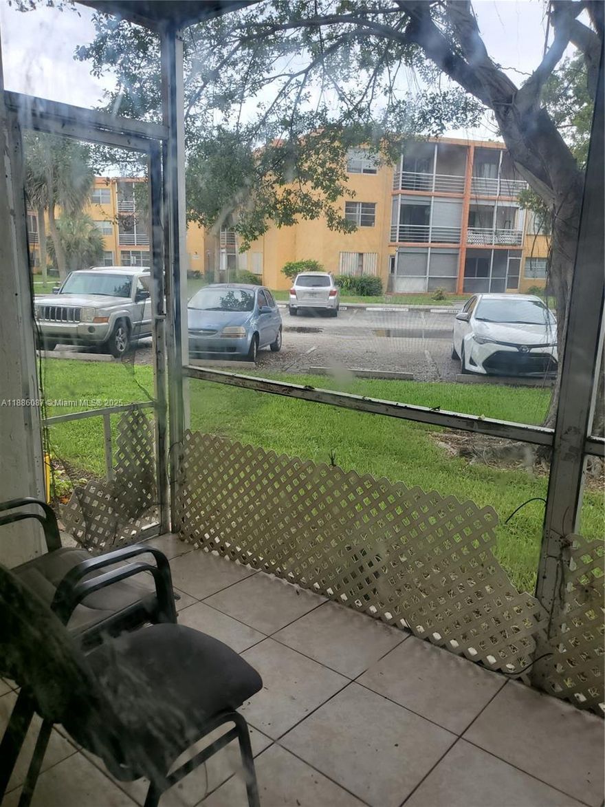 The best unit available in this Community! Totally renovated with NEW APPLIANCES SS, new floor and bathrooms.
Freshly painted! Don`t miss this opportunity! Great clubhouse!