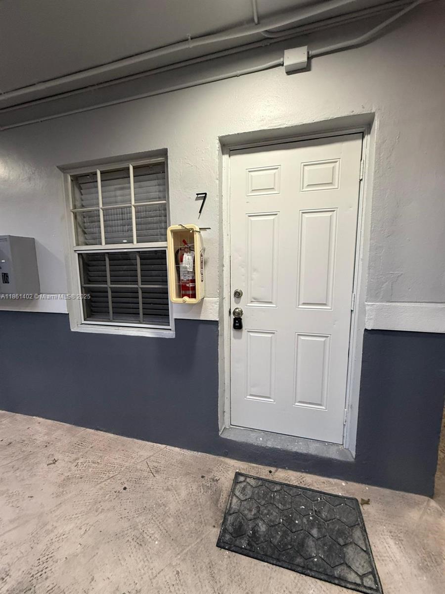 Bright and spacious 1-bedroom, 1-bath corner unit on the first floor, just steps from Grand Ave, Coco Walk, shops, parks, and the marina. This well-laid-out apartment features ceramic tile, abundant natural light, and separate living, kitchen, and bedroom areas. Enjoy walkable access to dining, entertainment, Peacock Park, and The Barnacle Historic State Park. Conveniently close to US-1, the Metrorail, and the University of Miami.