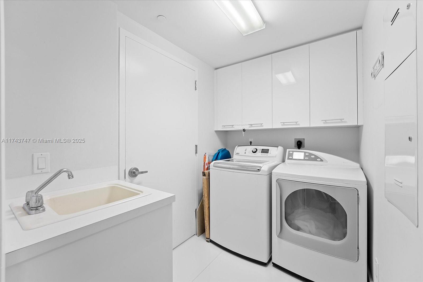 2711 HOLLYWOOD BEACH COND - Residential