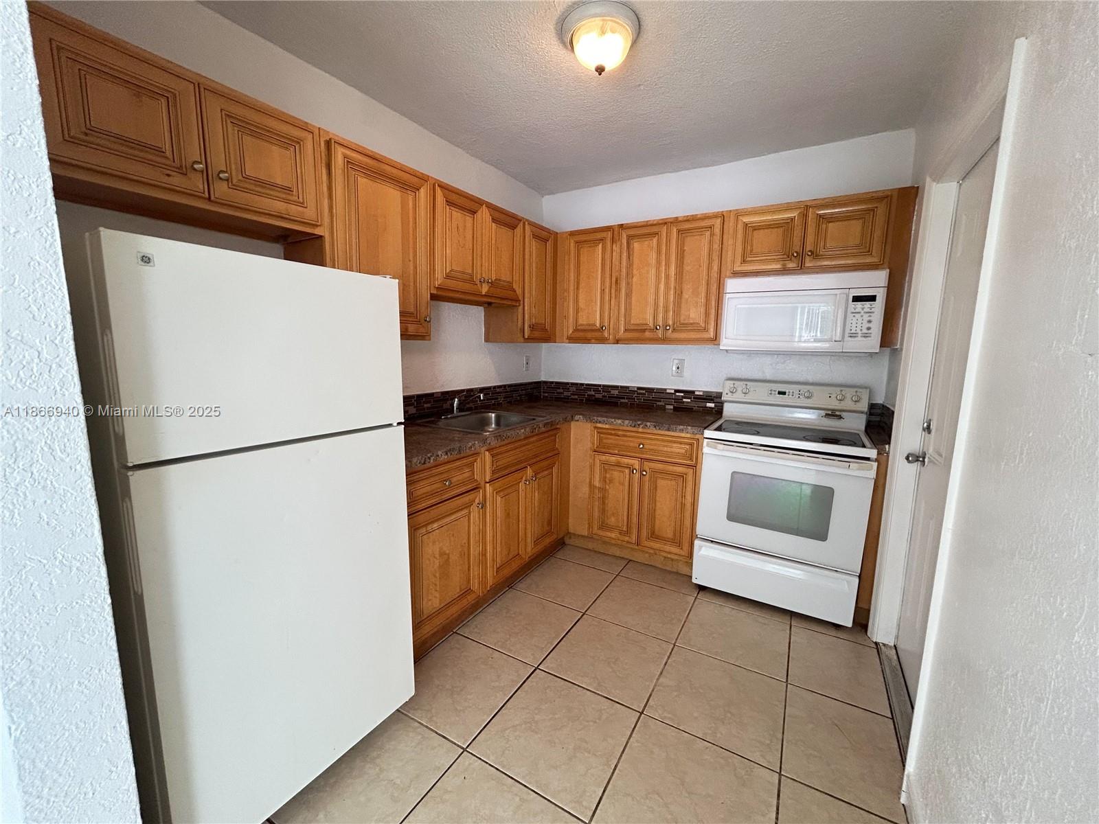 2 bed x 1 bath (810 sq ft)
Welcome to this charming 2-bedroom, 1-bathroom apartment. Upon entering, you will be greeted by elegant floors that give it a touch of modernity and easy maintenance. The air conditioning efficiently regulates the temperature, ensuring a cool environment even on the hottest summer days. The kitchen is equipped. Additionally, we offer on-site parking for your convenience.
-Tile floors
-Central air conditioning
-Closets in bedrooms, an additional closet in the hallway
-First-floor apartment
-White appliances
-Stove, refrigerator, and microwave
-Assigned parking