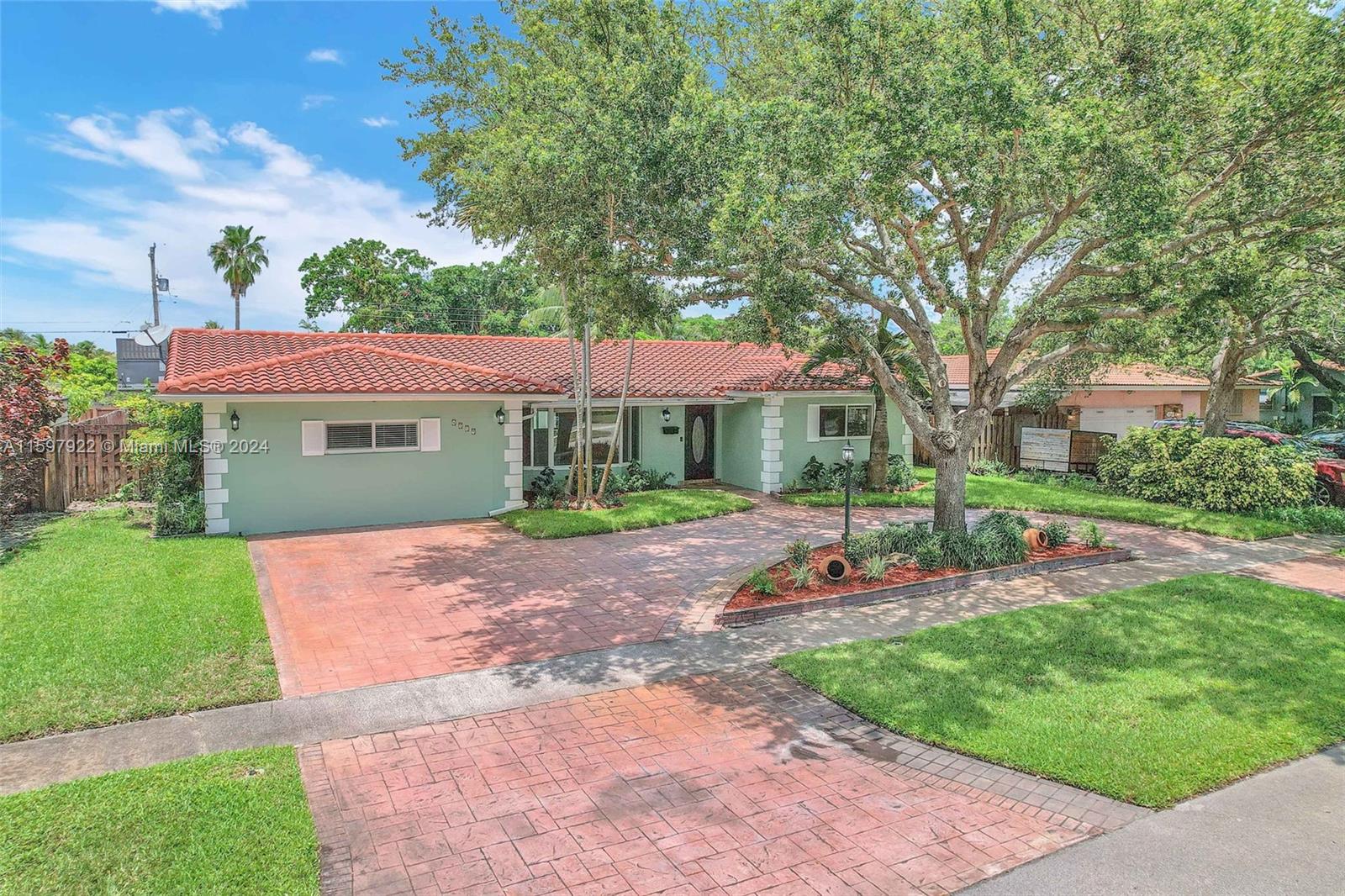 4719 Madison St St, Hollywood, Broward County, Florida - 5 Bedrooms  
2 Bathrooms - 