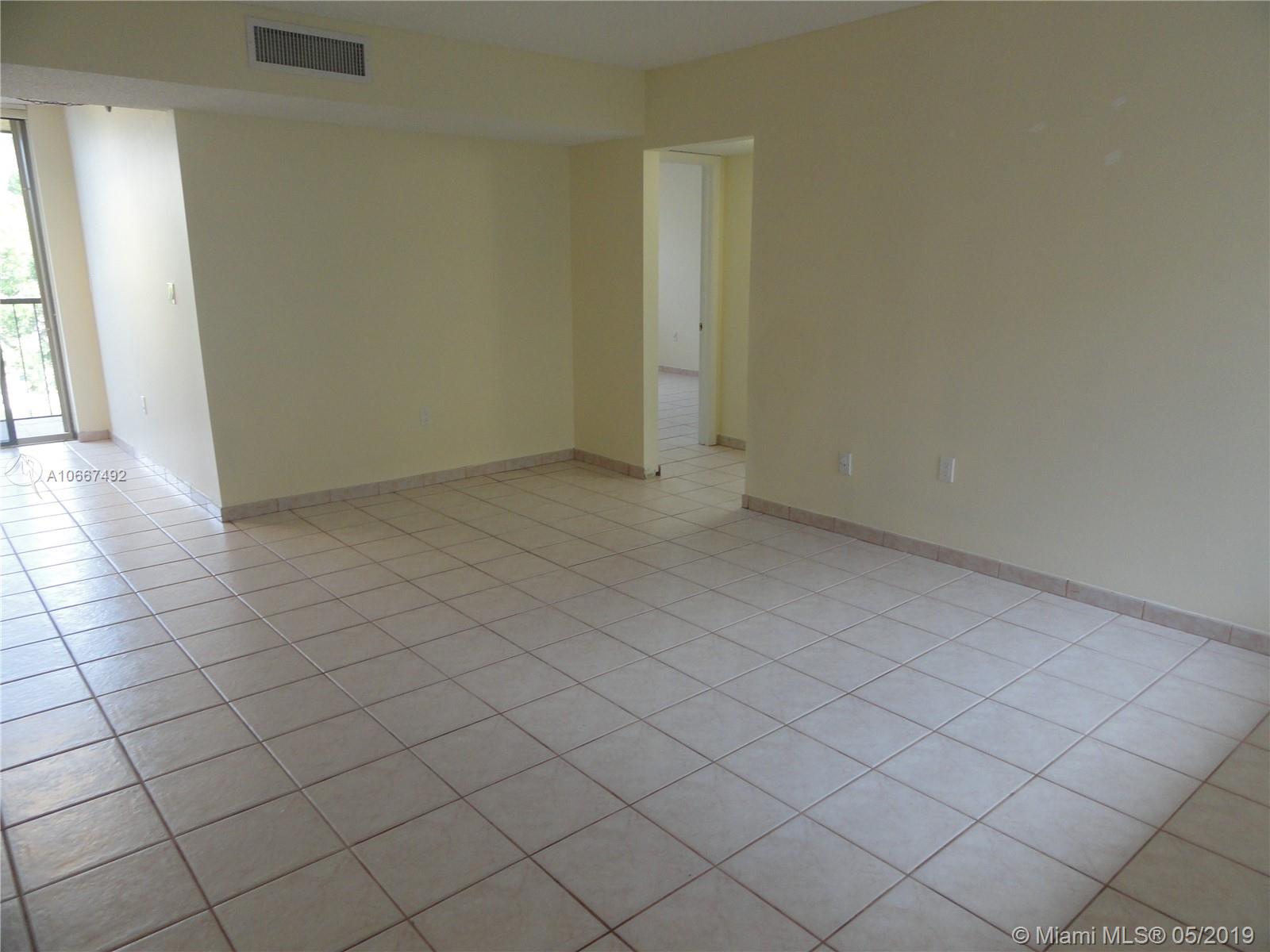 A 3 bedroom 2 bath unit in a beautifully kept community. Kitchen with Stainless Steel Appliances, All Tiled Floors. Balcony. Close to mayor roads, shopping and FIU.