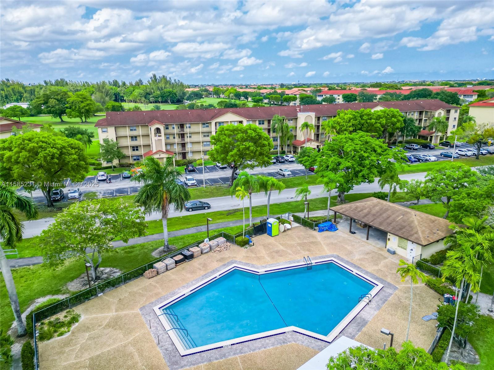 CAMBRIDGE ATCENTURYVILLAGE - Residential