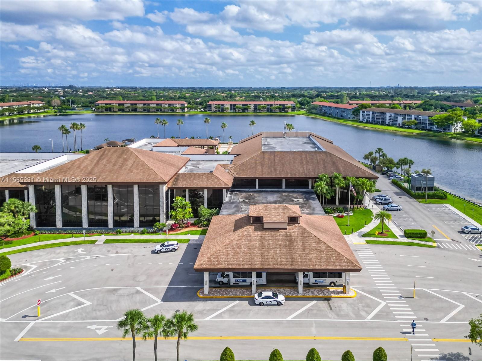 CAMBRIDGE ATCENTURYVILLAGE - Residential