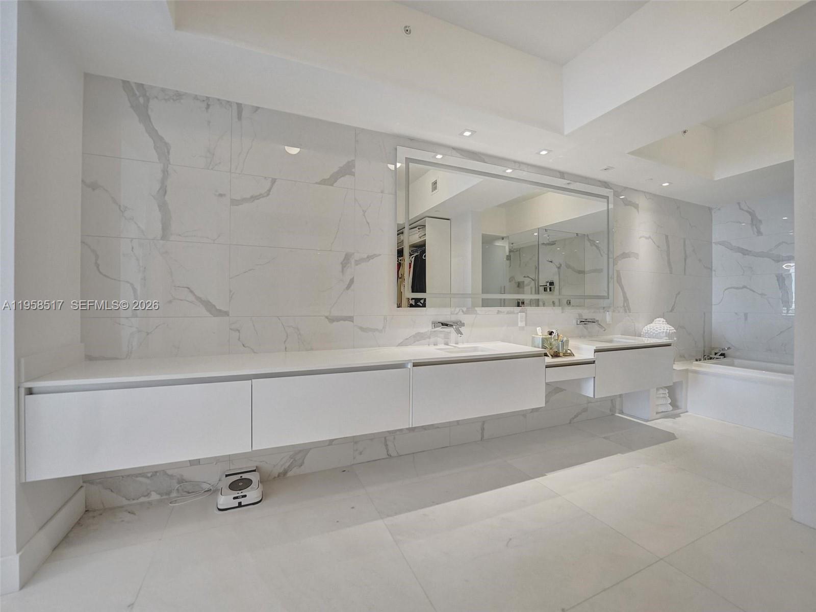 PRIVE CONDO - Residential