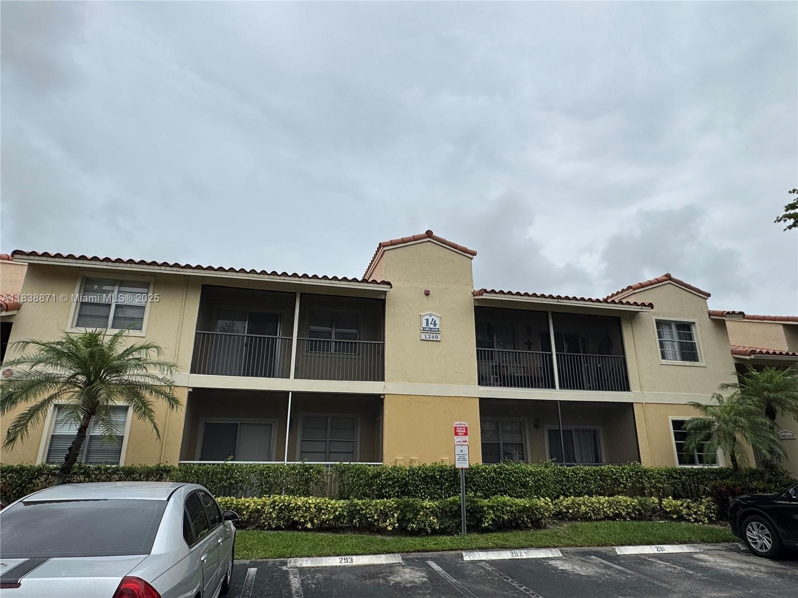 beautiful property canal view located on the first floor, clean and bright. you must have 650 of credit score or more to qualify. please call now to schedule a showing.