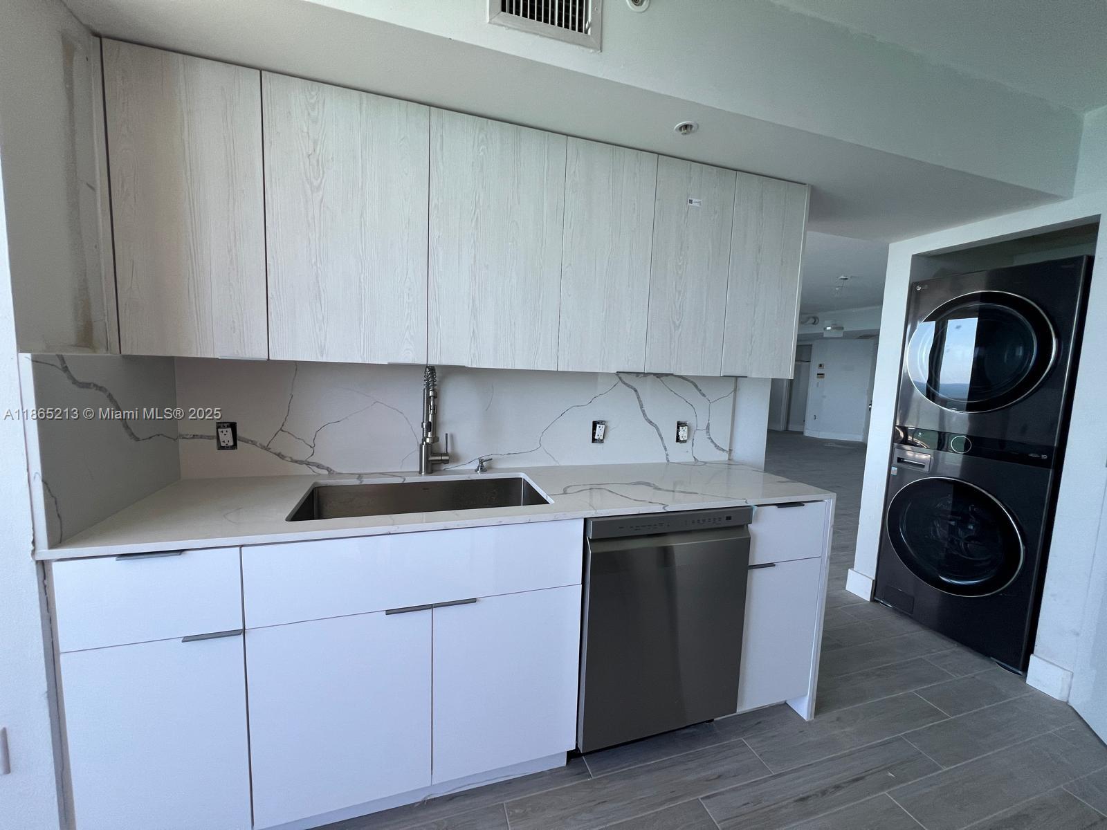 LA GORCE PALACE CONDO - Residential Lease