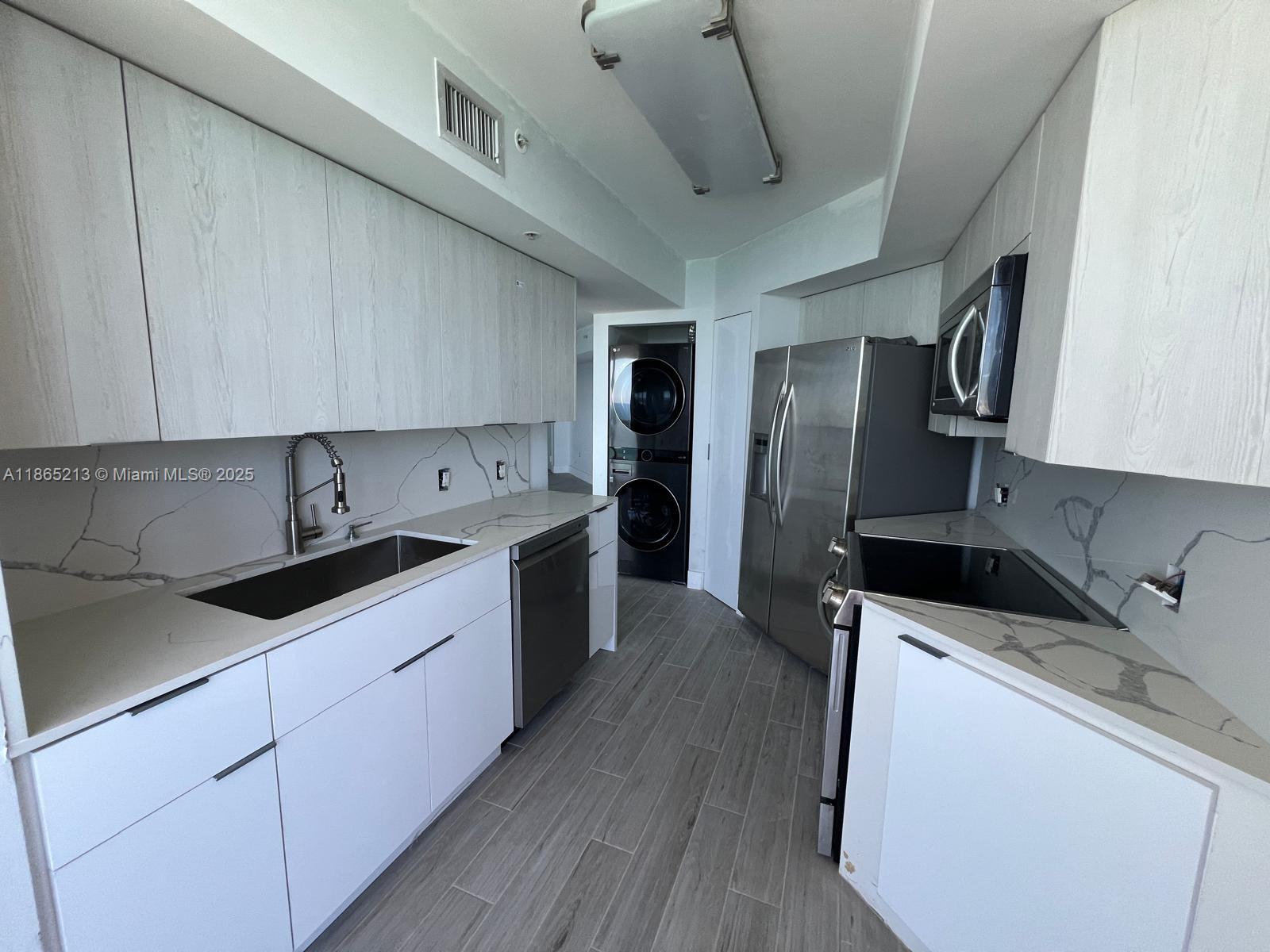 LA GORCE PALACE CONDO - Residential Lease