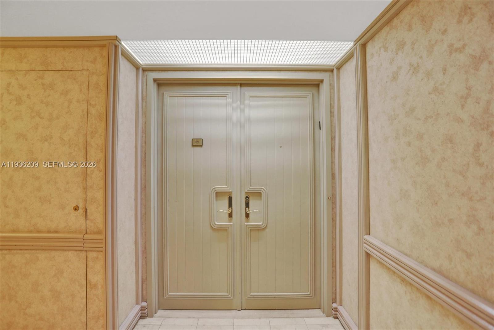 HAMPTONS WEST CONDO - Residential