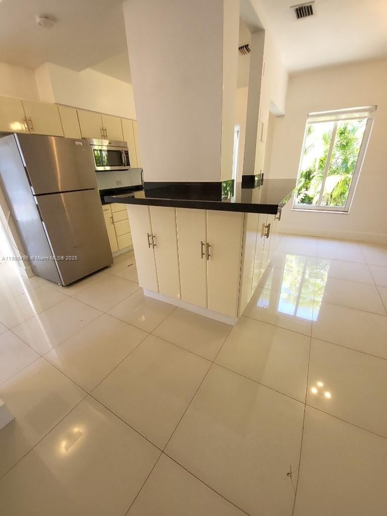 BISCAYNE BEACH RESUB - Residential Lease