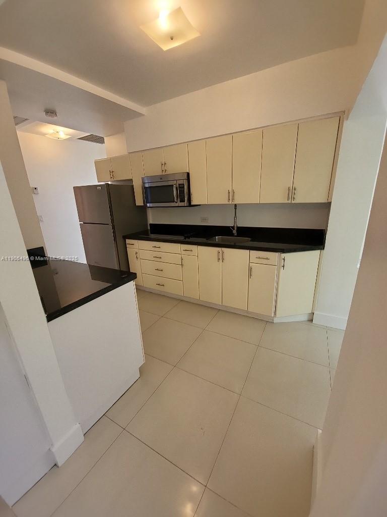 BISCAYNE BEACH RESUB - Residential Lease